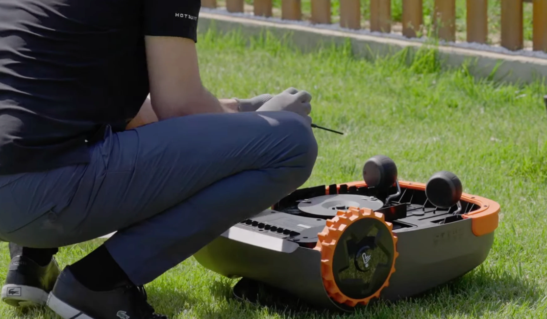 Changer les lames d’un robot tondeuse : le guide complet